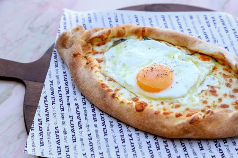 A peinirli with an egg in the middle